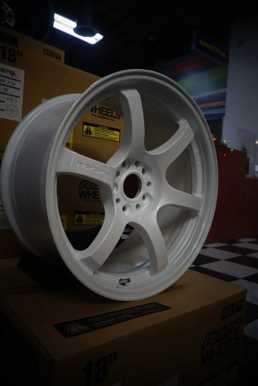 57Dr Ceramic Pearl White 18X9.5 +38 5X114.3 (Set Of 4) 2