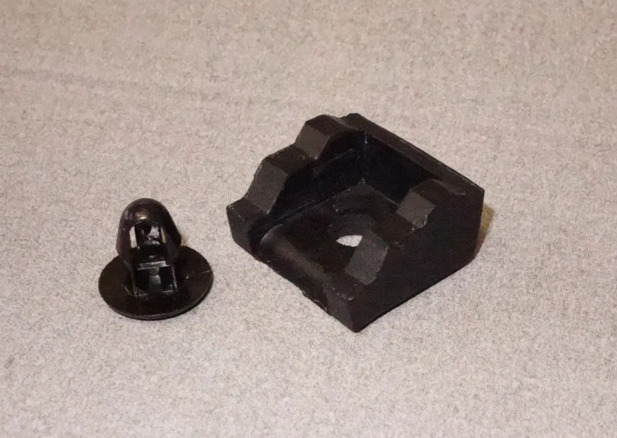 Ford Escort Mk1 Bonnet Rubber & Clip (#2207) 1